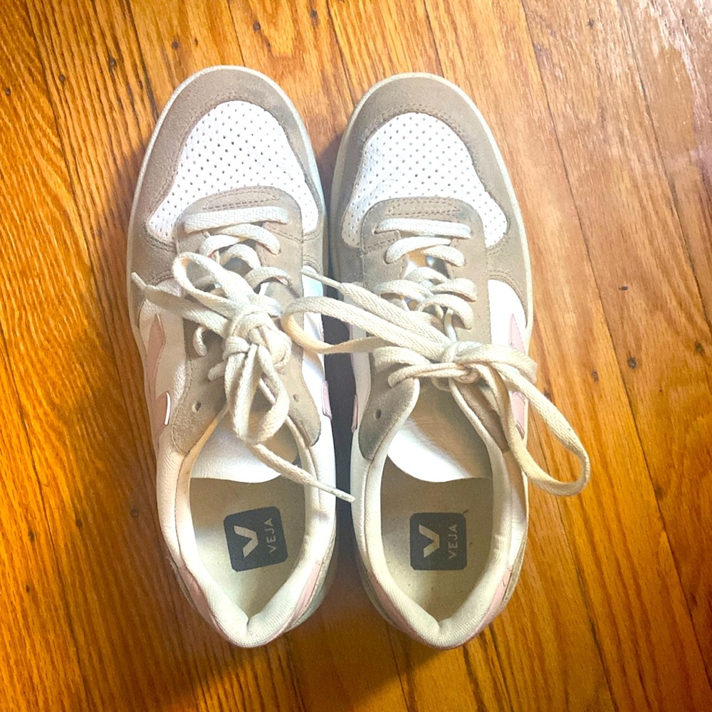 EUC Veja sneakers cream, tan, light pink